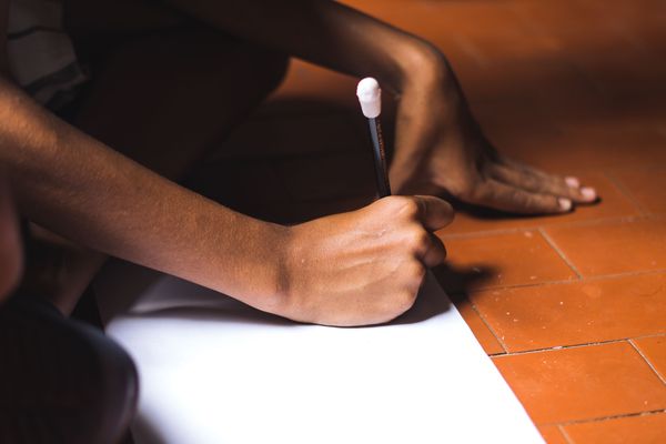 Contemplar a perspectiva antirracista na educação é fundamental para fortalecer a democracia