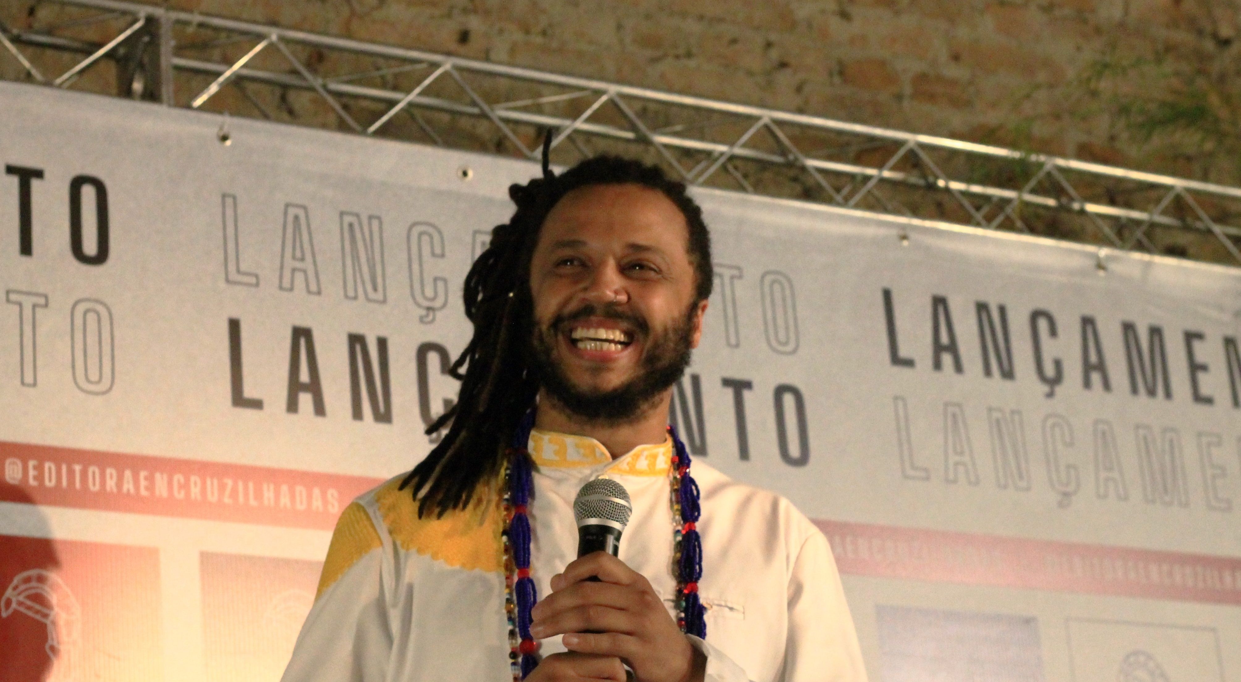 Todo sincretismo que se estabelece entre uma cultura dominante e outra dominada tem como resultados dominação e apagamento - Entrevista com David Dias