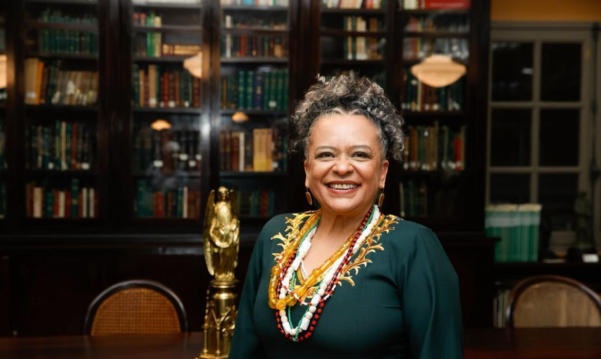 “Assumo para mim como uma das missões promover a diversidade nessa casa”: o simbolismo da posse de Ana Maria Gonçalves na ABL